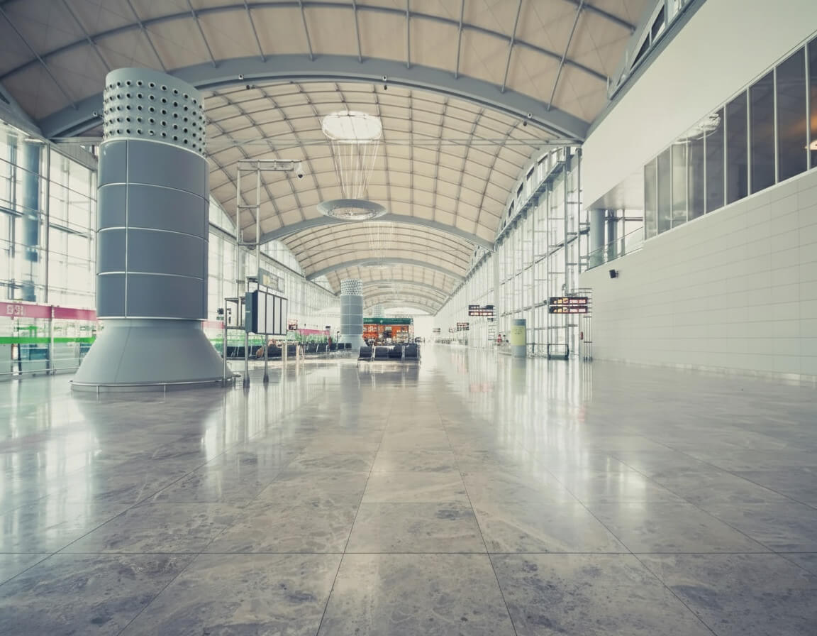 Couloir d'accès au terminal de l'Aéroport Alicante